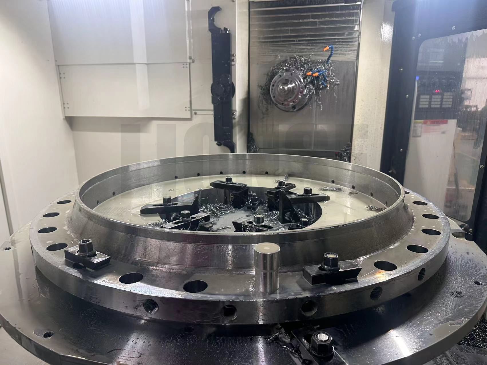 பெரிய விட்டம் கொண்ட விளிம்புகளை துளையிடும் போது துளை செங்குத்தாக இருப்பதை உறுதி செய்வது எப்படி?