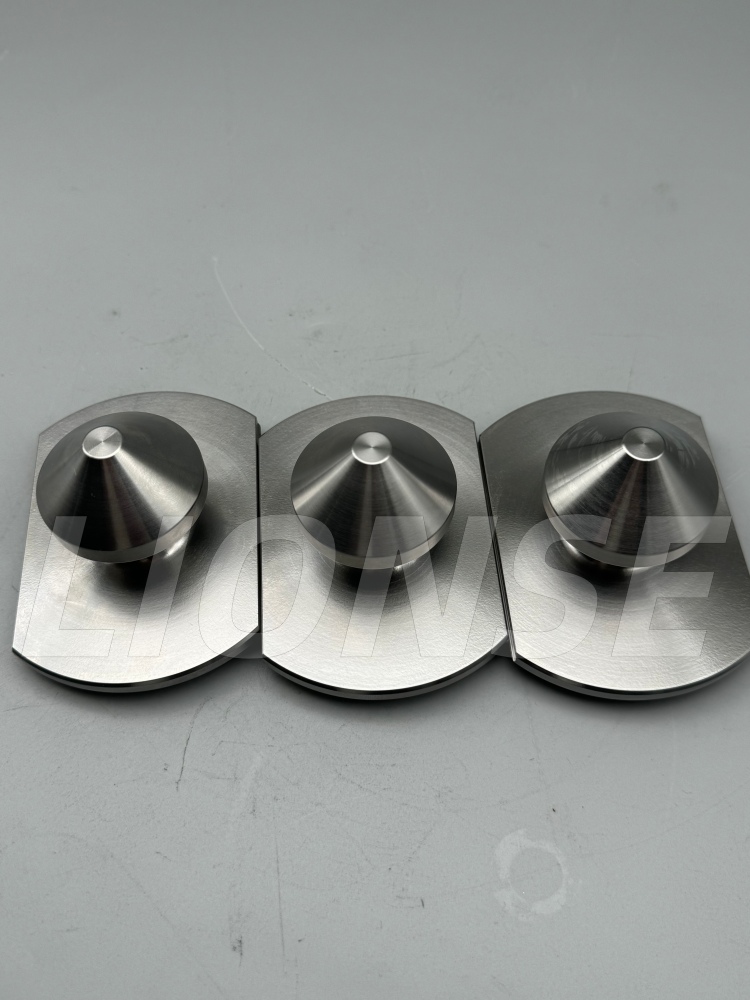 கூம்பு மேற்பரப்பு இருப்பிடம் புல் ஸ்டட்